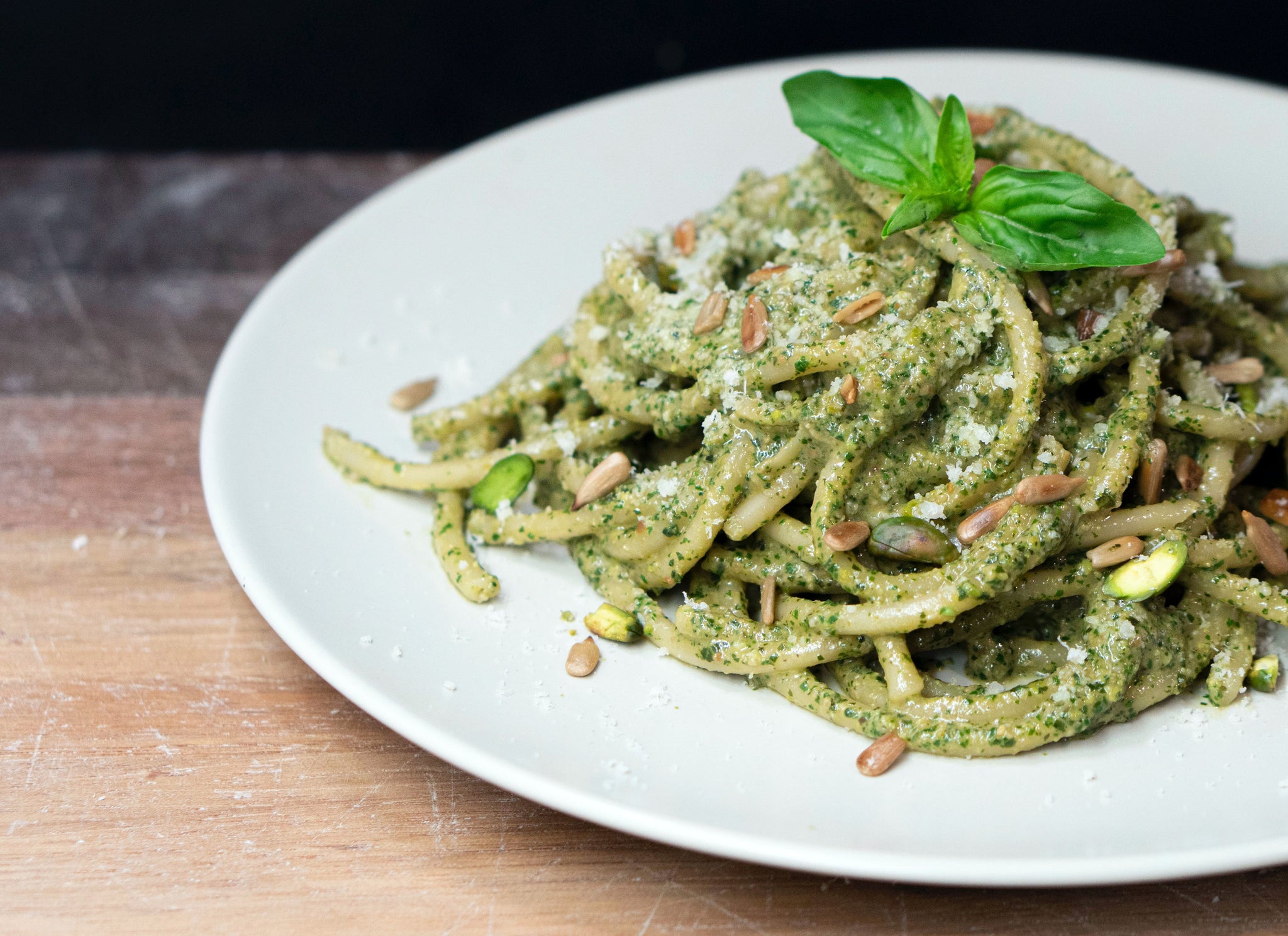 Fresh pesto pasta with toasted cashews (Ve)